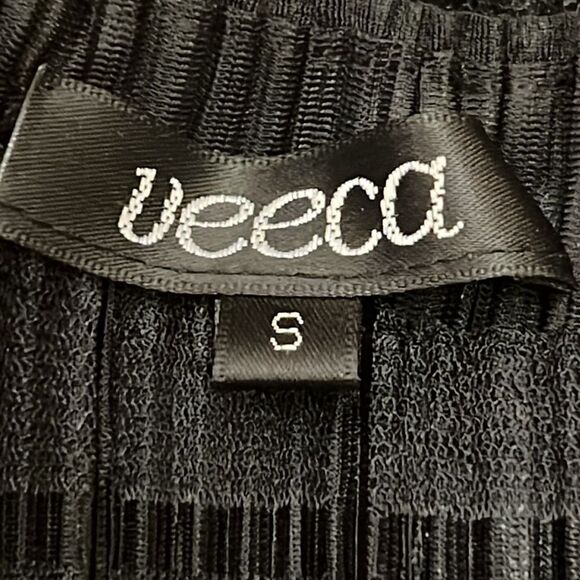 Veeca Black Sheer Crinkle Skirt Dress with Cap Sleeves - Size Small - Picture 12 of 14